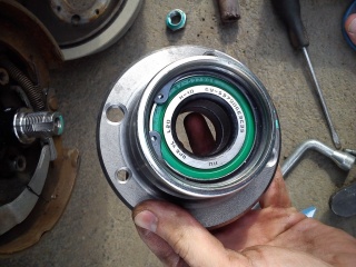 Замена подшипника ступицы Geely MK Cross  